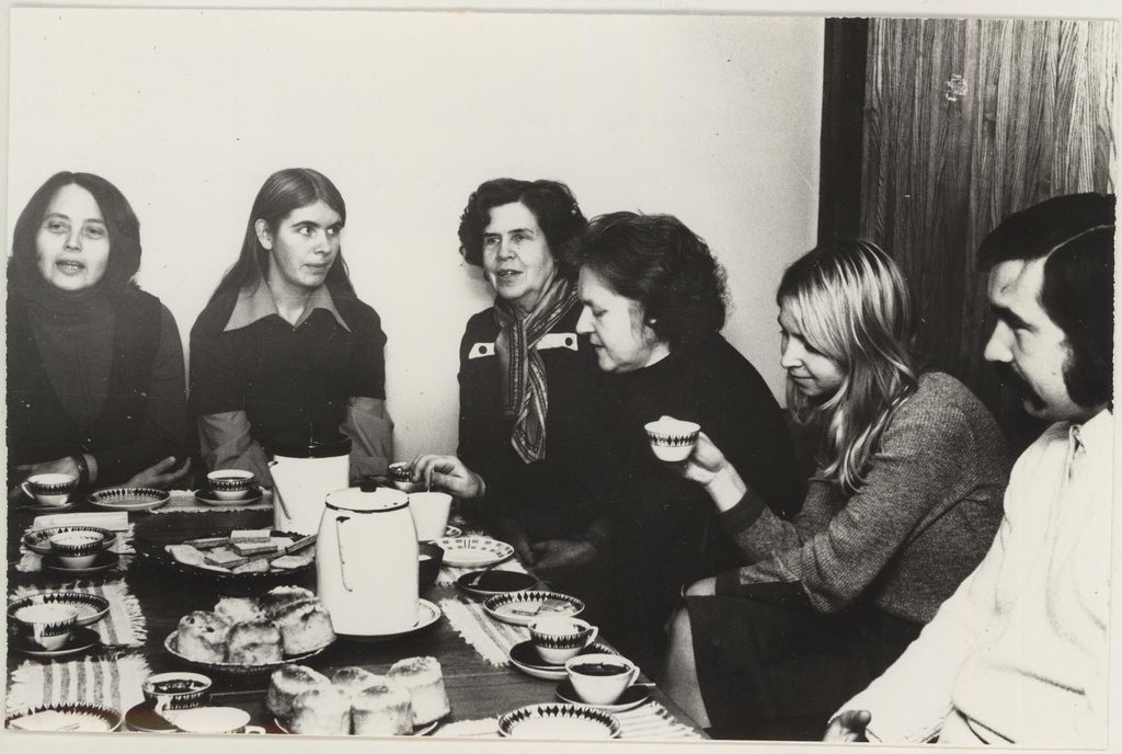 Muuseumi kohvilauas 12.11.1975.a.