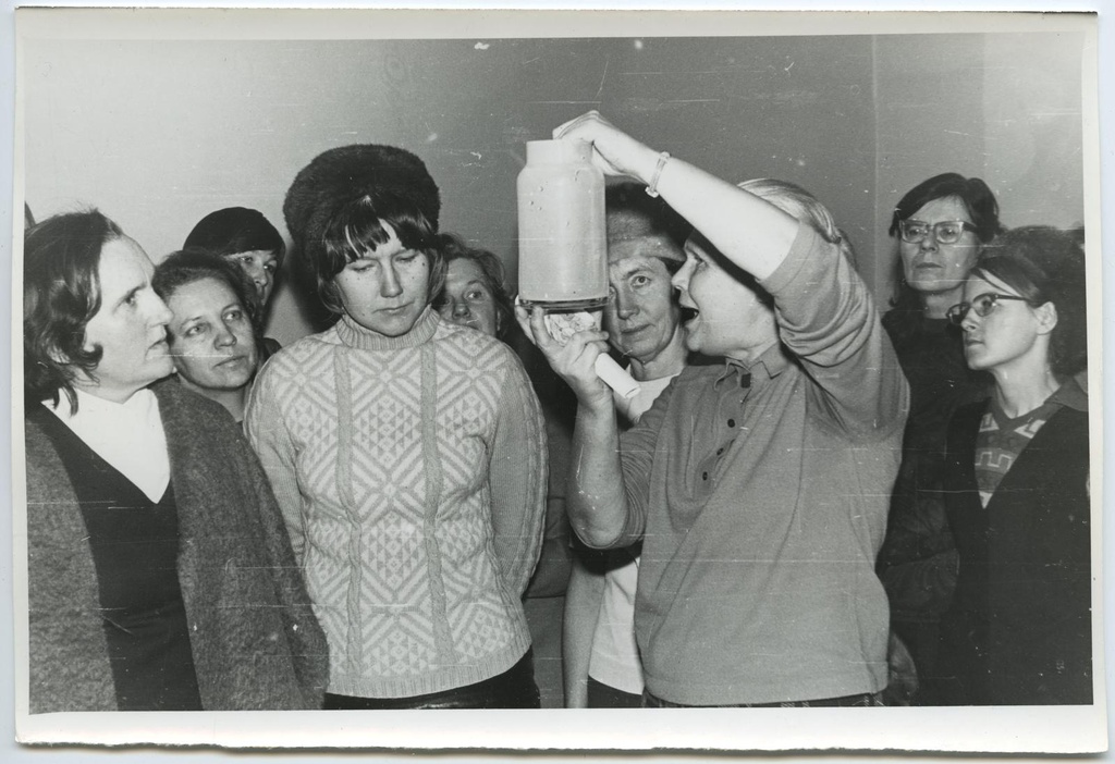 II grupi ekskursioon 6. veebruaril 1975. vabariiklikule klaasinäitusele TKM-is. Juhendab T. Koort