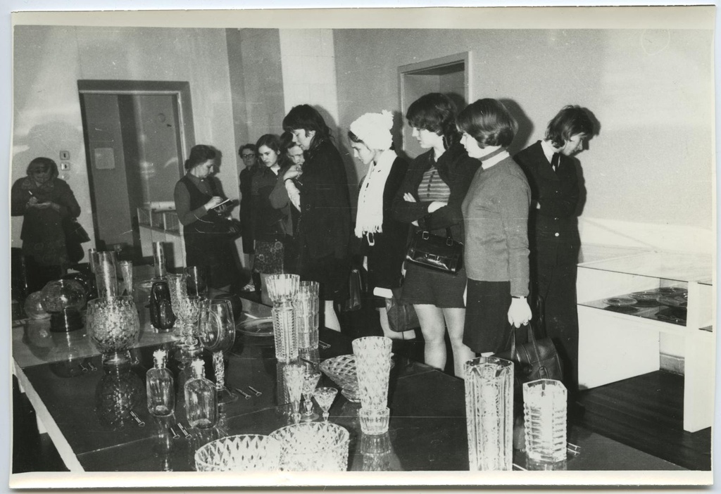 Kultuuriülikooli kuulajad Leningradi klaasinäitusel TKM-is 1972/73. Juhendab M. Pill