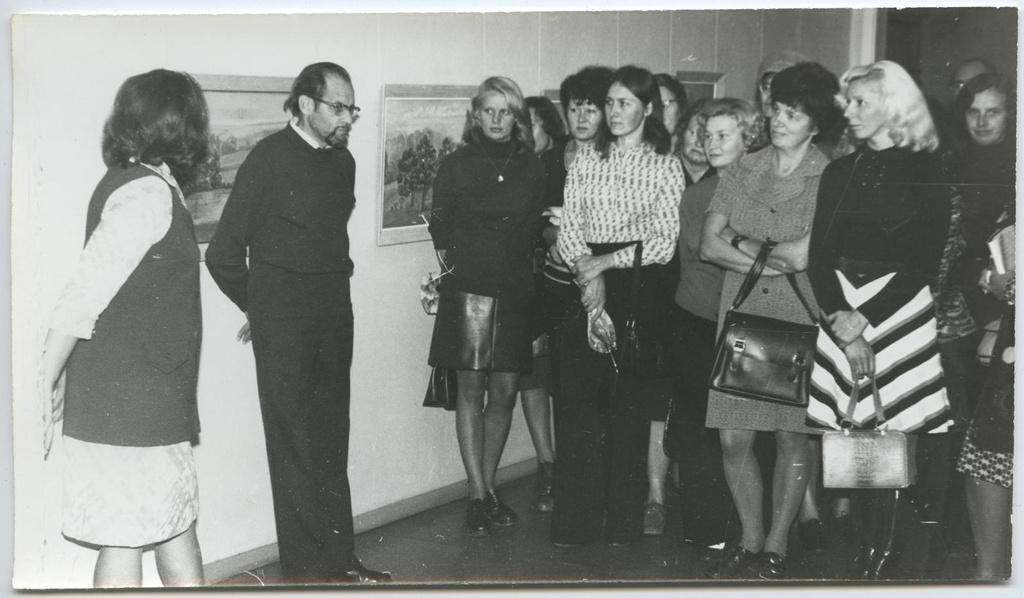 I grupp kohtub Tartu Kunstinäitusel 8. oktoobril 1975 maalikunstnik I. Maliniga