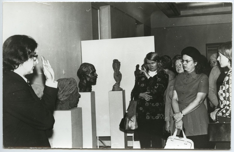 I grupi kuulajad A. Rimmi personaalnäitusel 13. novembril 1975. Kunstnikuga kohtumas