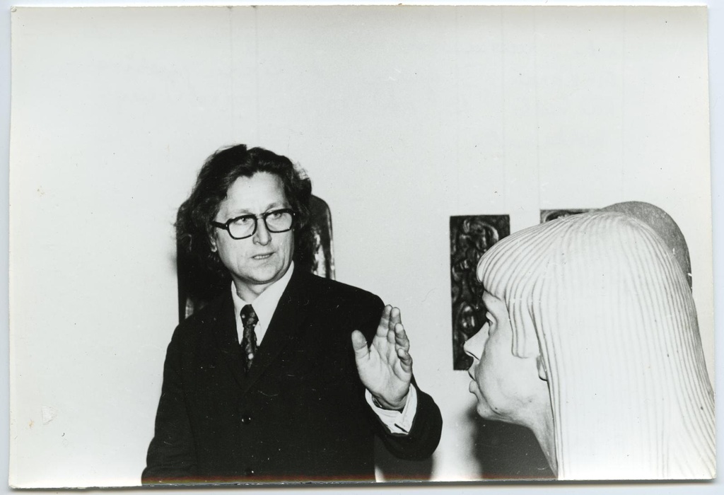I grupi kuulajad A. Rimmi personaalnäitusel 13. novembril 1975. Kunstnikuga kohtumas.