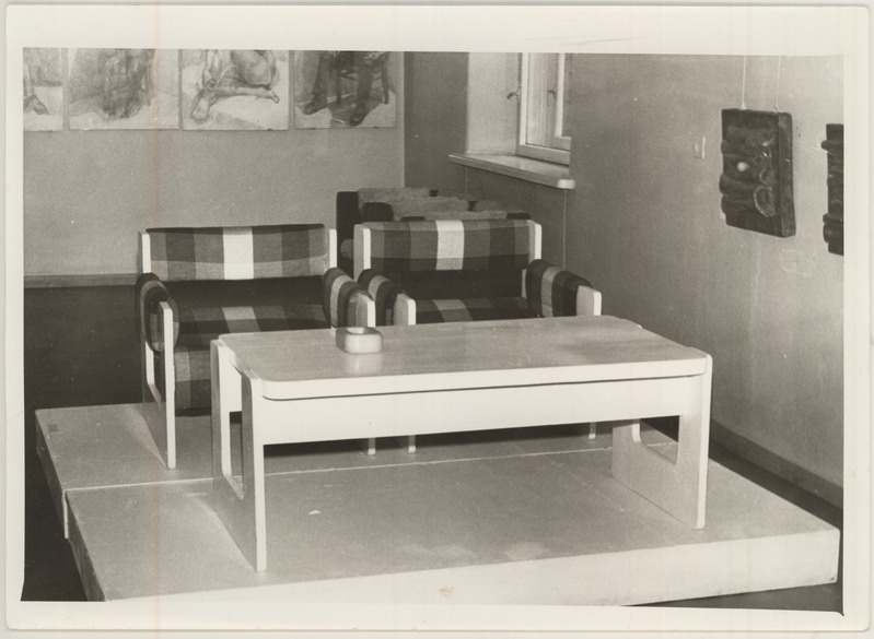 Vanade Tartu kunstikooli õpilastööde näitusele.