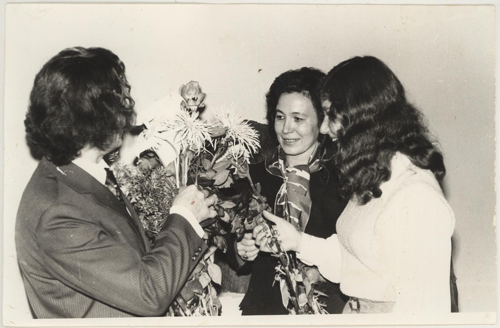 A. Rimmi personaalnäituse avamine 1975.a. oktoobris. A. Rimm koos oma  abikaasa ja tütrega