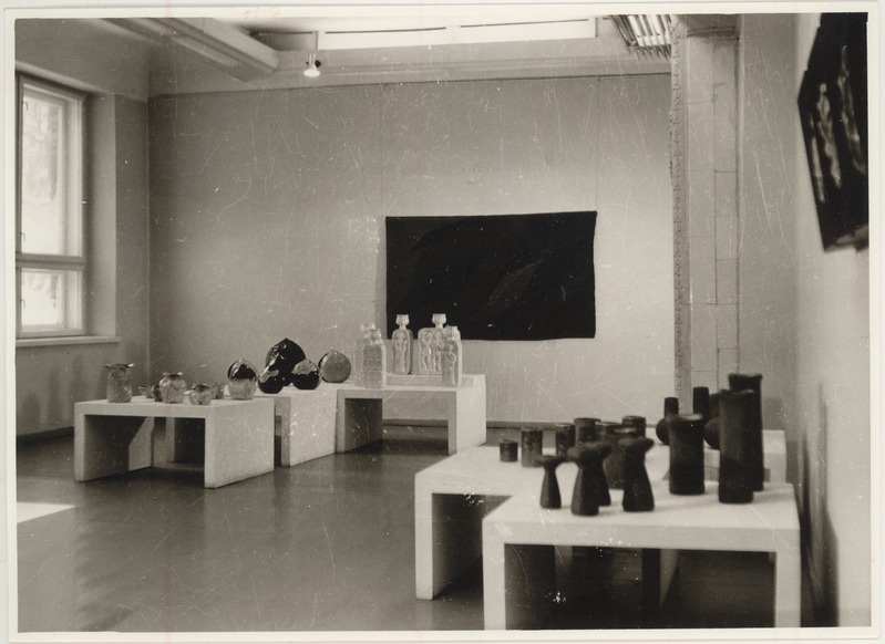 Tartu tarbekunstinäitus 1975. Osa keraamika väljapanekust.