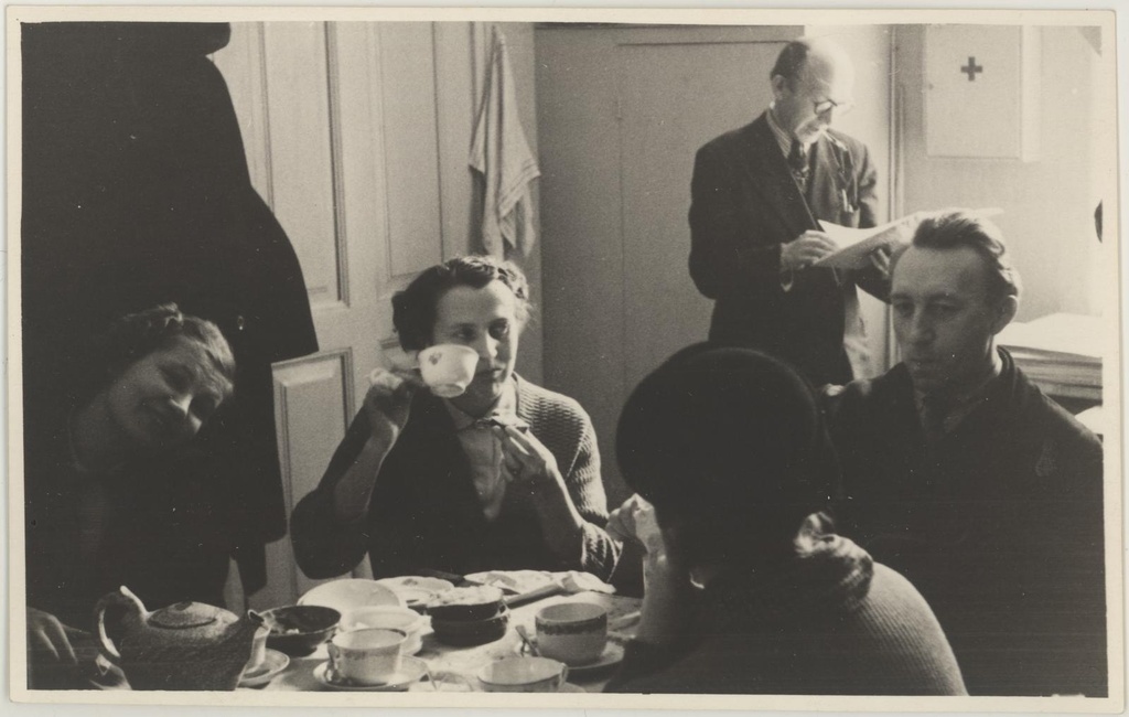 Muuseumi kohvilauas 31.01.1958. Vasakult paremale  - Tiina Nurk, Vaike Tiik, Nikolai Jasnetski, Alfred Parv (seisab)