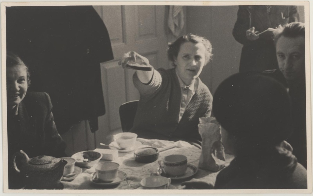 Muuseumi kohvilauas 31.01.1958. Vasakult paremale  - Tiina Nurk, Vaike Tiik, Nikolai Jasnetski