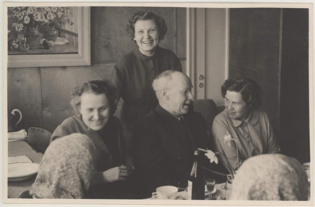 Amalie Loeve 80.aasta juubel 12.04.1958. Juubilar  (vasakul seljaga), Vaike Tiik, Paul Hinnov, Virve Hinnov, Tiina Nurk (seisab)