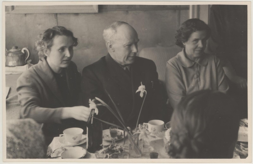Amalie Loeve 80. aasta juubel  12.04.1958. Vasakult paremale - Vaike Tiik, Paul Hinnov, Virve Hinnov