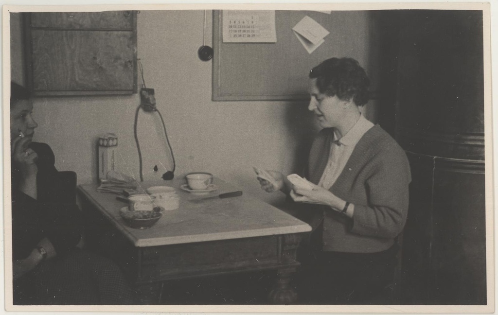 Muuseumi kohvilauas - Tiina Nurk ja Vaike Tiik (paremal) 1958-1959
