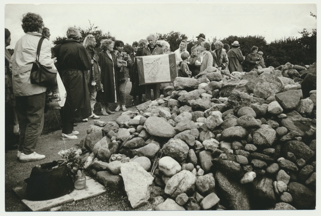foto, Viljandimaa, Pilistvere, kivikangur, 1993, foto E. Veliste