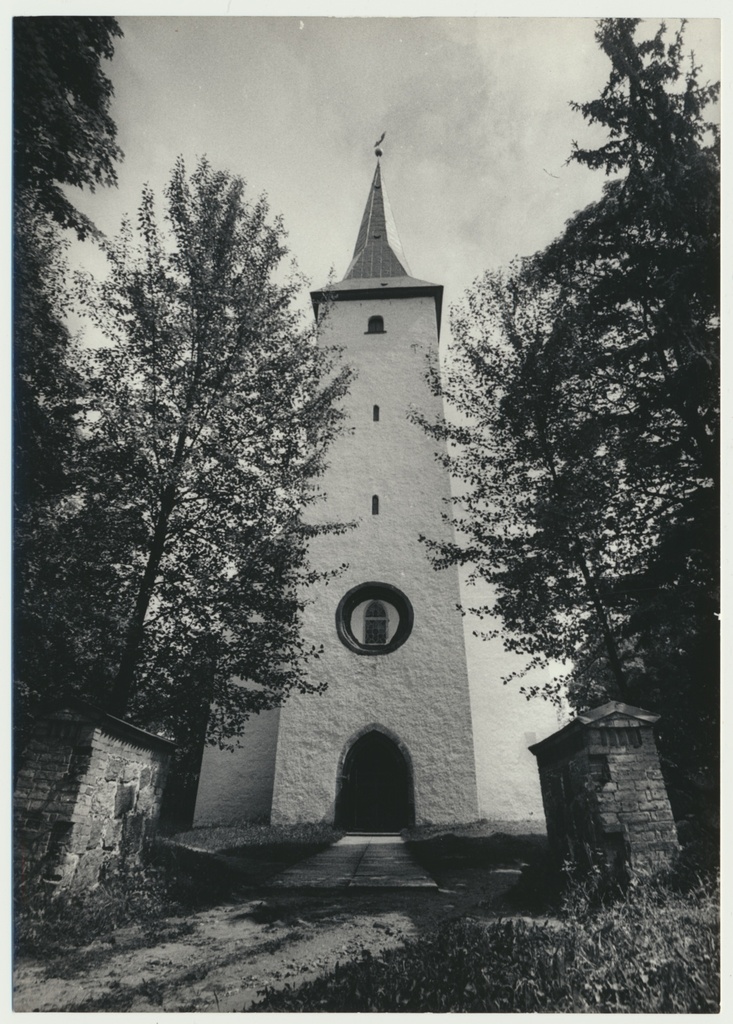 foto, Viljandimaa, Suure-Jaani kirik, sissekäik, 1977, foto E. Veliste