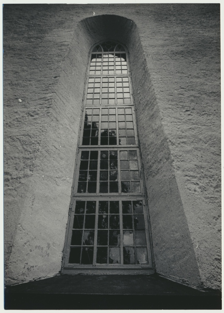 foto, Viljandimaa, Suure-Jaani kirik, aken, 1977, foto E. Veliste