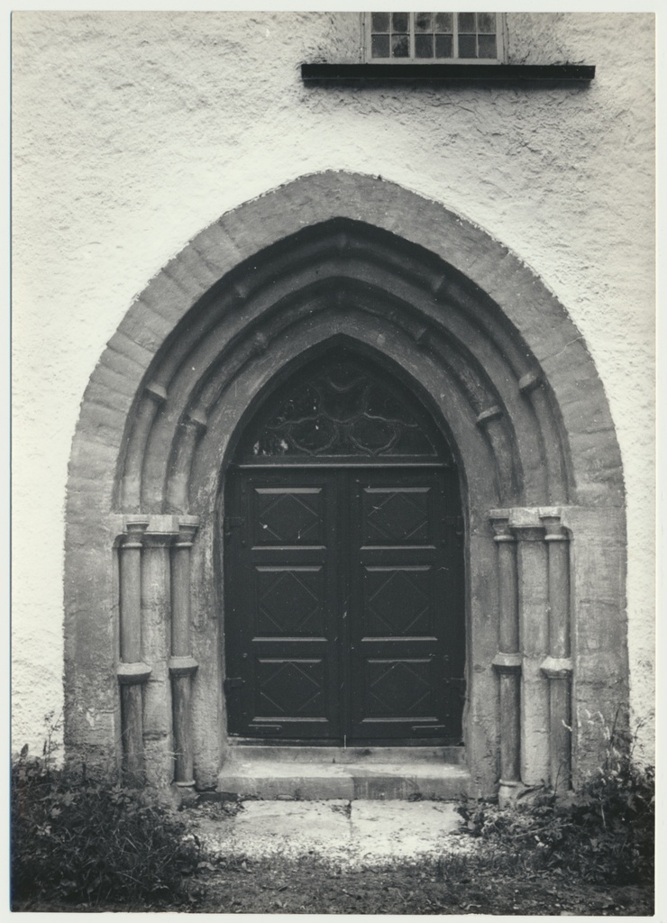foto, Viljandimaa, Suure-Jaani kirik, uks, 1977, foto E. Veliste