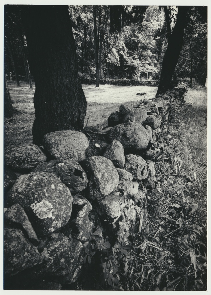 foto, Viljandimaa, Suure-Jaani, kirikaia müür, 1977, foto E. Veliste