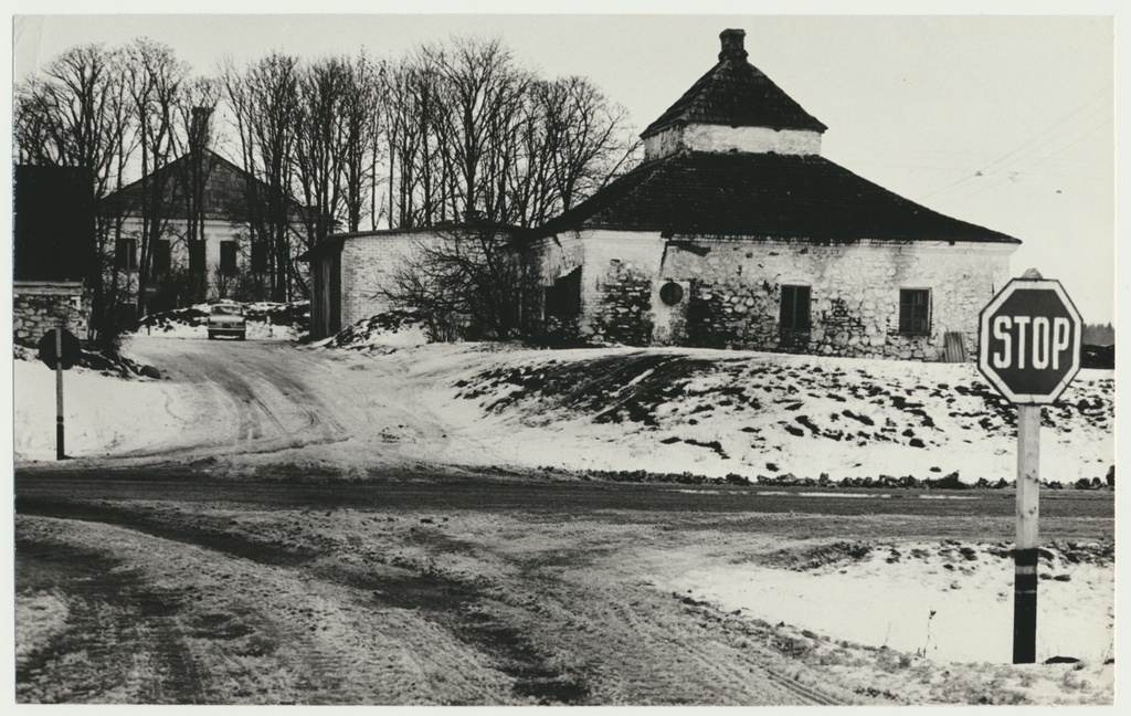 foto, Viljandimaa, endise Kõo mõisa hooned, väravahoone, u 1970, foto E. Veliste