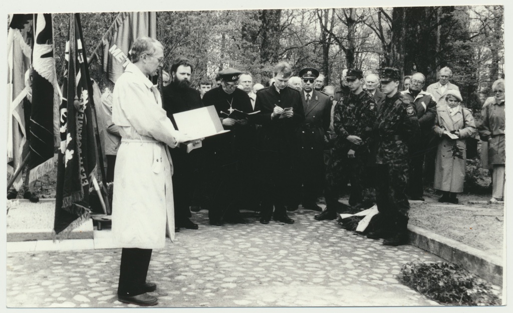 foto, (Eesti 1.) metsavendade mälestussamba avamine, Viljandi, Pauluse kiriku kalmistu, Ü.Stöör, 1997, foto L. Kadalipp