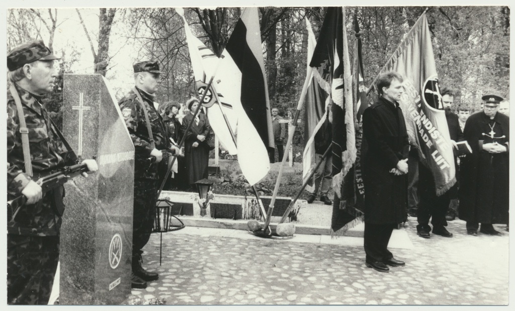 foto, (Eesti 1.) metsavendade mälestussamba avamine, Viljandi, Pauluse kiriku kalmistu, J.Pihlak, 1997, foto L. Kadalipp