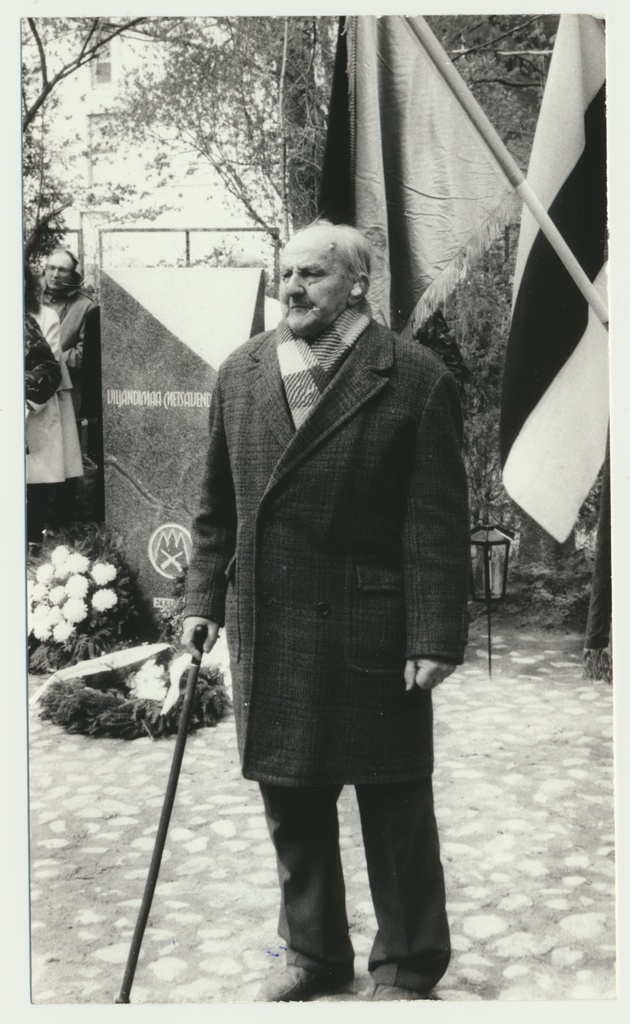foto, (Eesti 1.) metsavendade mälestussamba avamine, Viljandi, Pauluse kiriku kalmistu, E.Piir, 1997, foto L. Kadalipp
