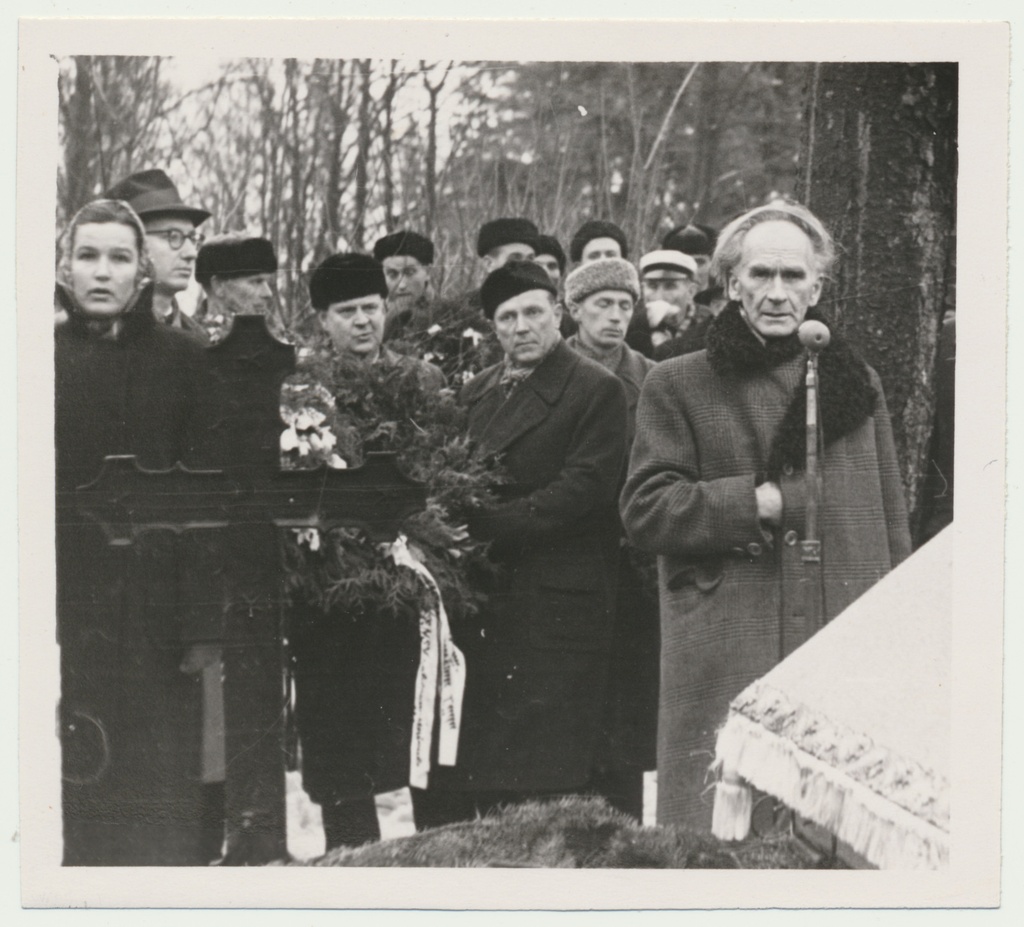 foto, Tartu, Raadi kalmistu, Juhan Simmi matused, kõneleb T. Vettik, 1959