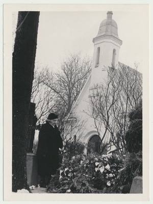 foto, Tartu, Raadi kalmistu, Juhan Simmi matused, kalmul abikaasa Alide, 1959  duplicate photo