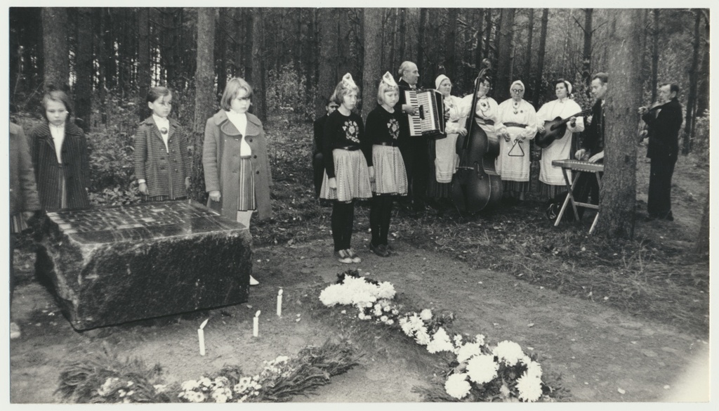 foto, Viljandimaa, Tarvastu, A. Simmi mälestuskivi avamine, 1977