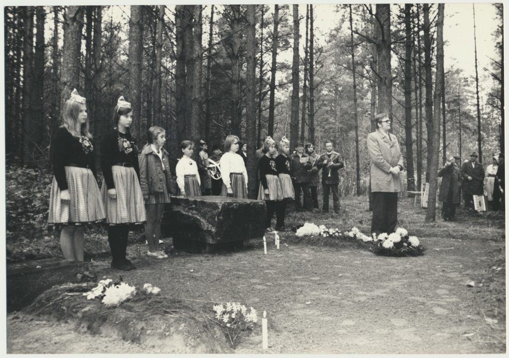 foto, Viljandimaa, Tarvastu, A. Simmi mälestuskivi avamine, 1977