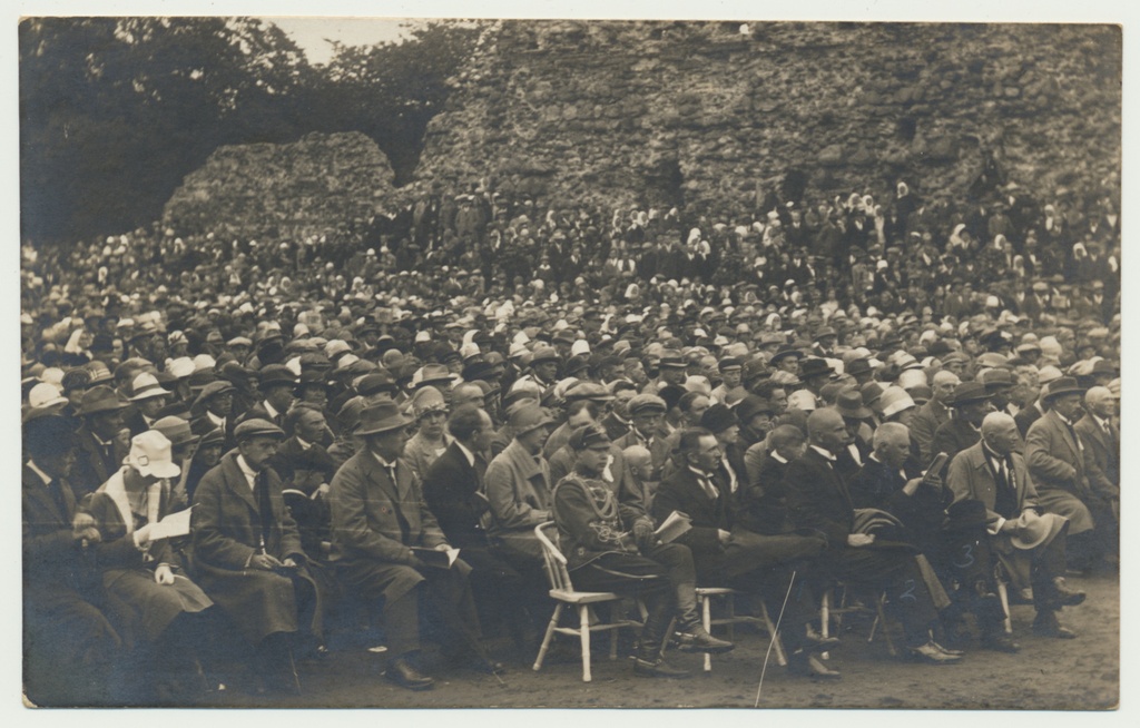 foto, Viljandi 4. laulupidu, publik, 1. reas J.Teemant, H. Lauri, A. Maramaa jt 1927