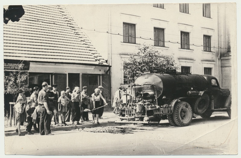 foto, Viljandi, Tallinna tn, pindamistööd, tõrvaauto, u 1955 F J.Sibul