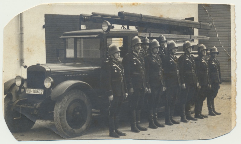 foto, Viljandi, tuletõrjujad auto ees, u 1930