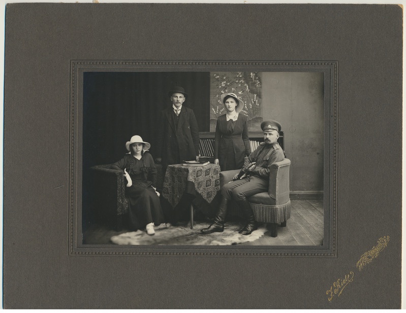 grupifoto, L. Märtik (Junkur), H.A. Kubbo, E. Kubbo, kolonel E.A. Kubbo, u 1917, foto J. Riet