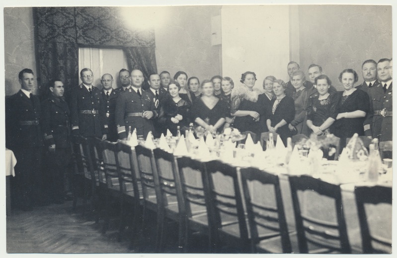 foto, Tallinn, Vahipataljoni aastapäev, grupp, sh J. Junkur, peolaud, 1937