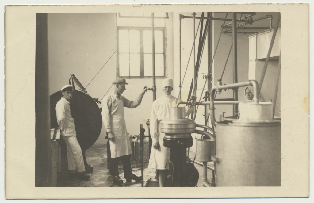 foto, Uue-Võidu (Saarepeedi) meierei, sisevaade u 1935