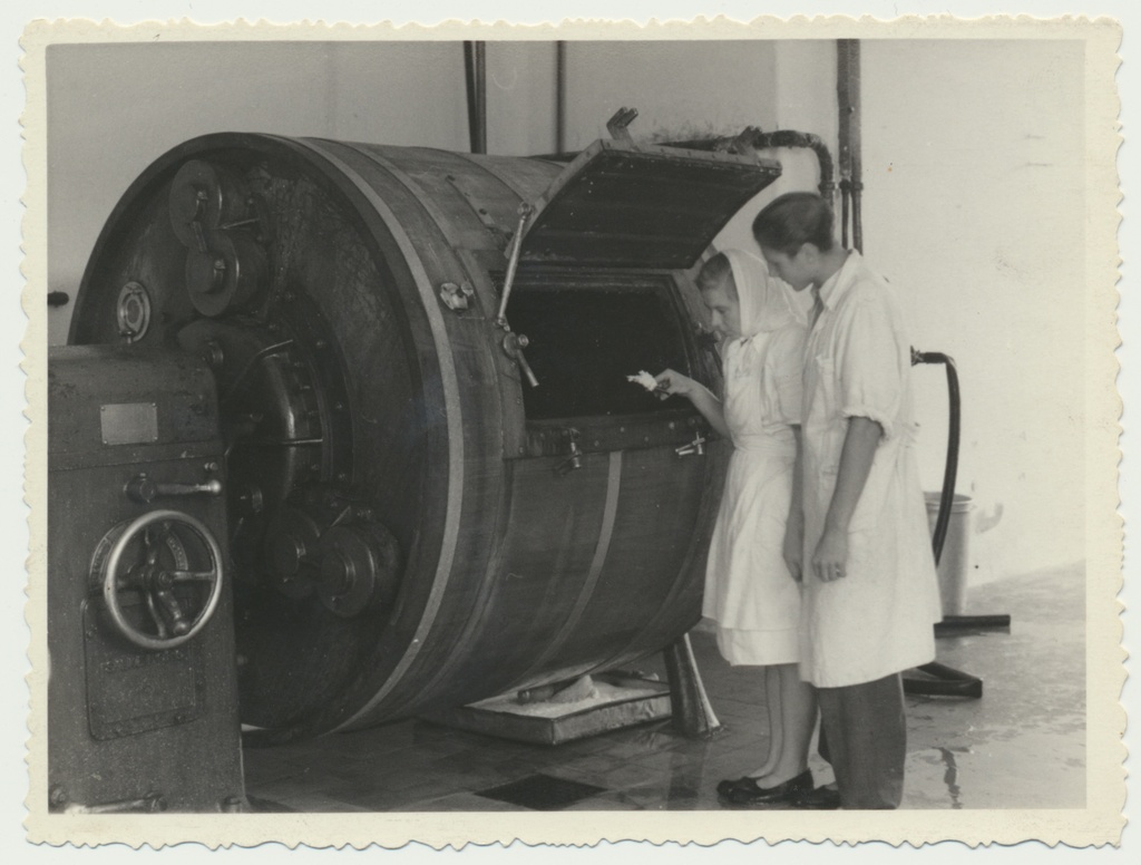 foto, Viljandimaa, Õisu meierei, sisevaade, või tegemine, 1950