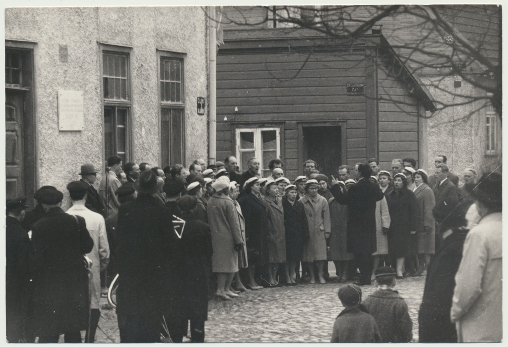 foto, J. Liivi mälestustahvli avamine, laulukoor, 1964, foto A. Kiisla