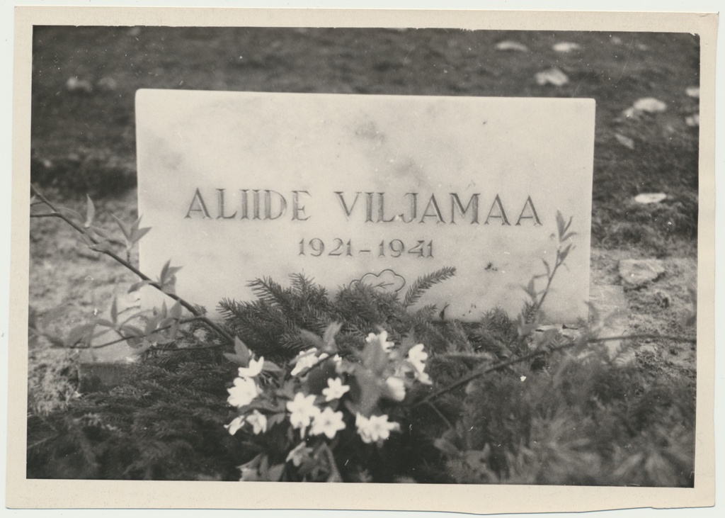 foto, Viljandimaa, Aliide Viljamaa hauaplaat, 1963, foto A. Kiisla