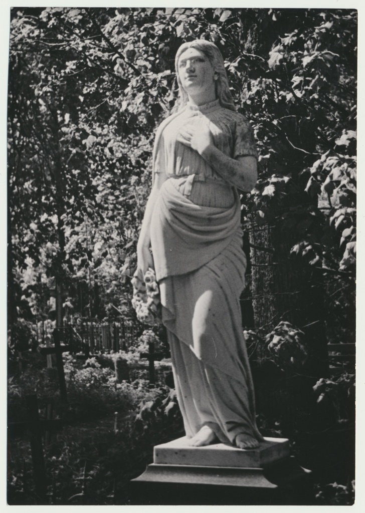 foto, Viljandimaa, Kõpu kalmistu, hauasammas Neiu lillepärjaga, 1960, foto A. Kiisla