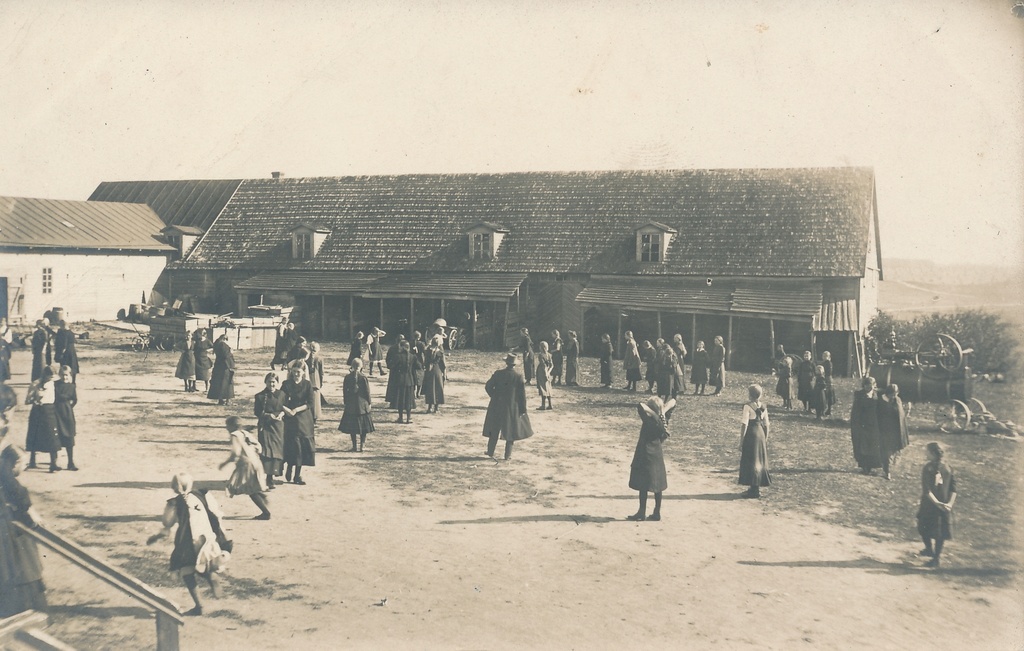 foto, Viljandi Eesti Haridusseltsi kooliõu, õpilased, abihoone,  u 1910