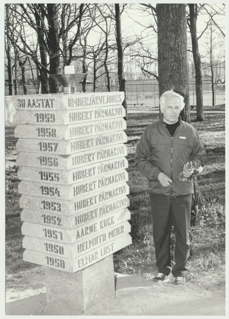 foto, Hubert Pärnakivi ja järvejooksu võitjate sammas, u 1990, foto E. Loit