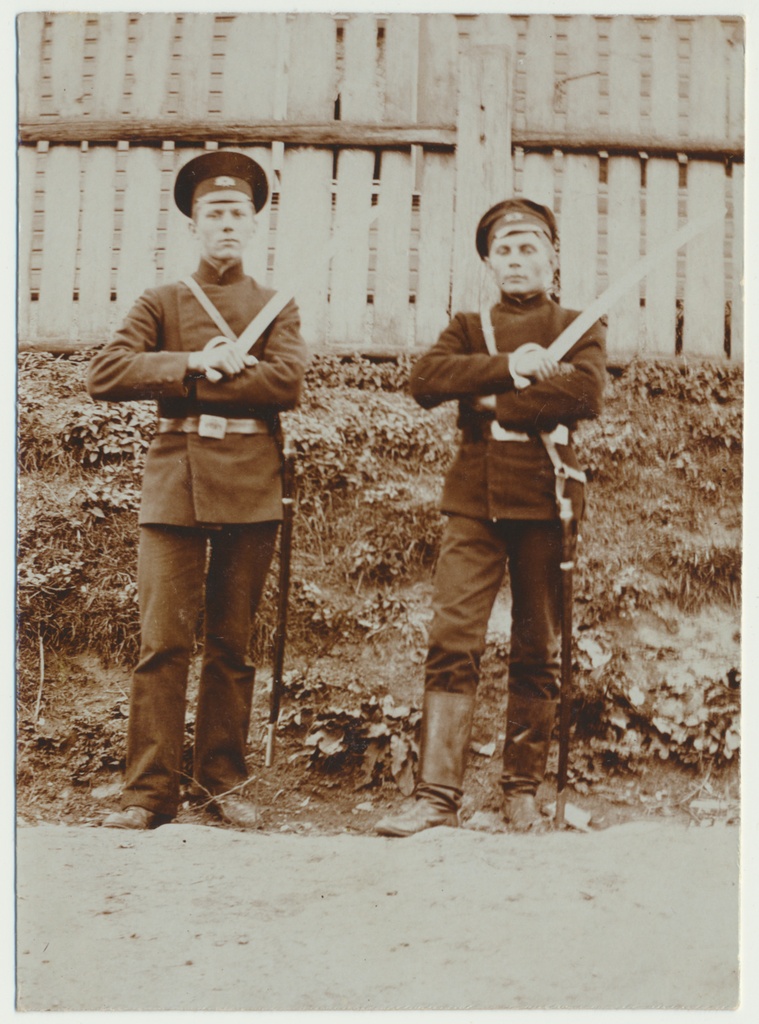 foto, Viljandi Linnakool, 2 poissi vormis, mõõgad, ka W. Vaga, u 1910