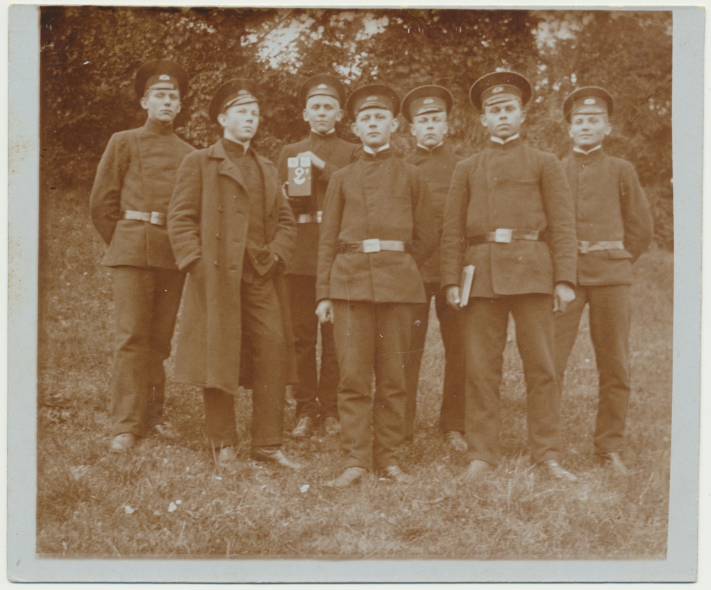 foto, Viljandi Linnakool, 7 poissi vormis, ka W. Vaga, u 1910