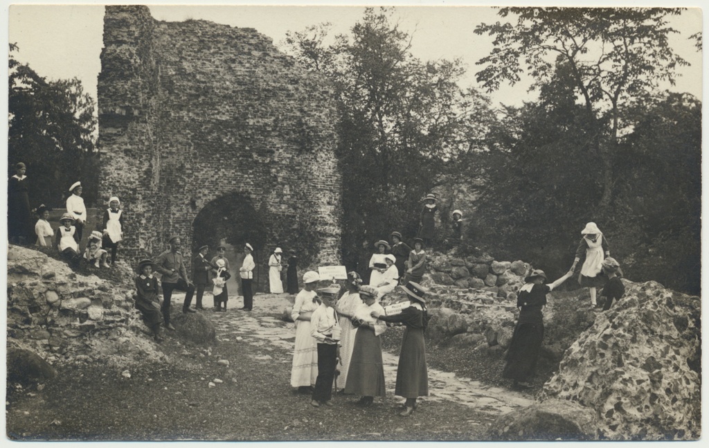 foto, Viljandi õpilaste grupp lossimägedes, u 1910
