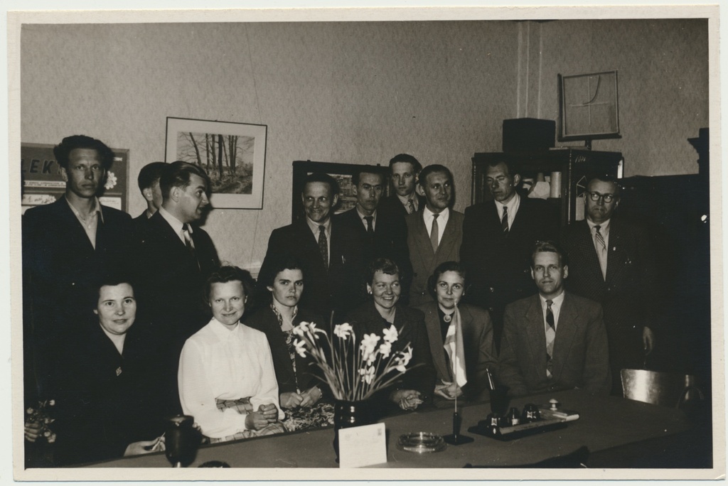 foto, Viljandi 1. Keskkool, juhtkond, külalised Cesisest, 1959