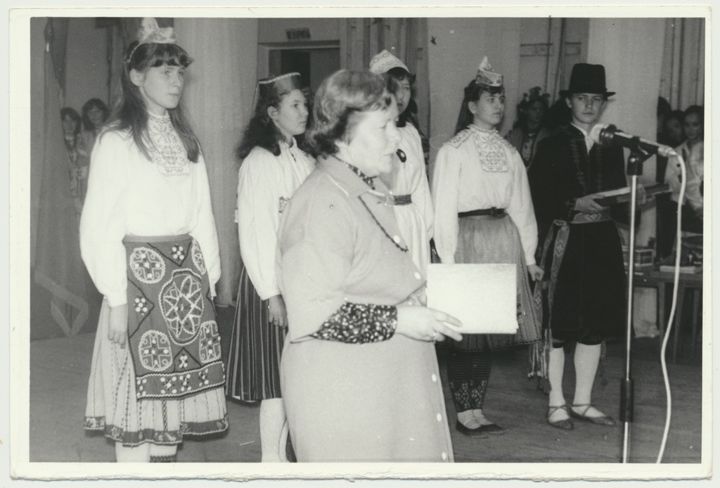 foto, Viljandi 5. Keskkool, Rahvaste Sõpruse Klubi Vikerkaar, 1982, Ukraina
