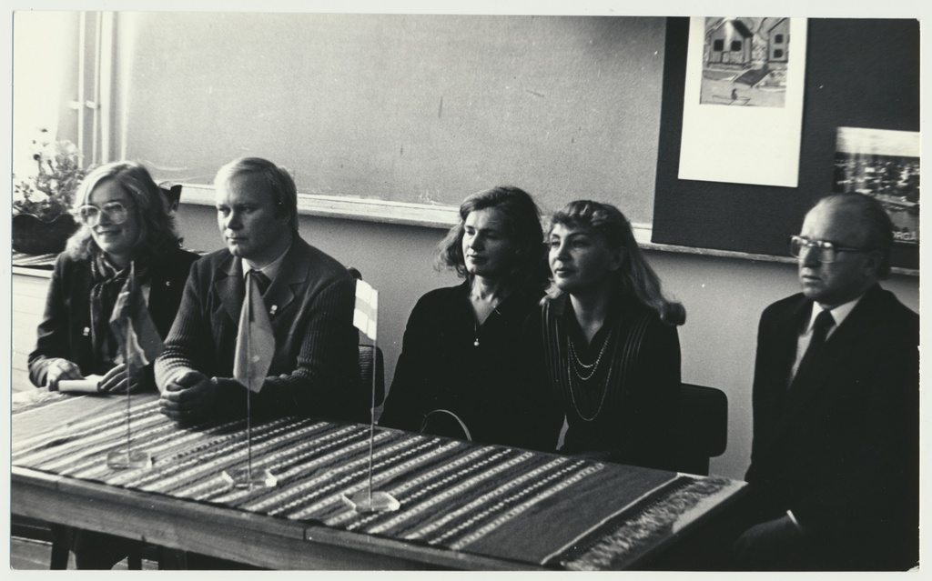 foto, Viljandi 5. Keskkool, Rahvaste Sõpruse Klubi, külalised, 1982