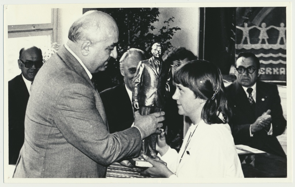 foto, Viljandi 5. Keskkool, Rahvaste Sõpruse Klubi, 1982