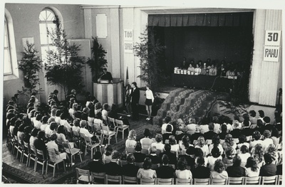 foto, C.R Jakobsoni nimeline Viljandi 1. Keskkool, viimane aktus vanas majas, 1975, foto E. Veliste  duplicate photo