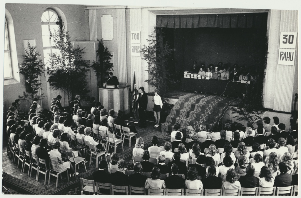 foto, C.R Jakobsoni nimeline Viljandi 1. Keskkool, viimane aktus vanas majas, 1975, foto E. Veliste
