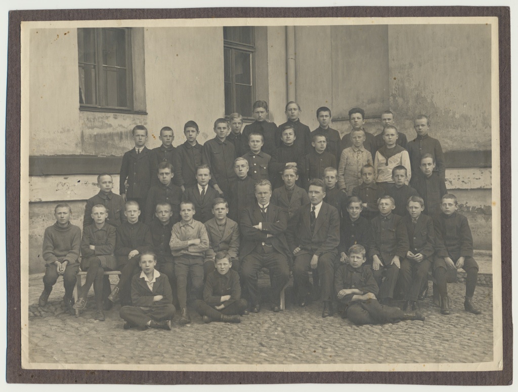 foto, grupp õpilasi, kaks õpetajat, u 1920