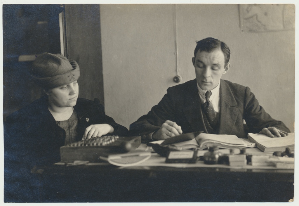 foto, Tõnis Rõuk, Viljandi kriminaalpolitsei ülem abikaasaga, laua taga u 1930